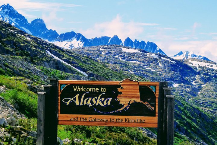 Welcome to Alaska sign White Pass